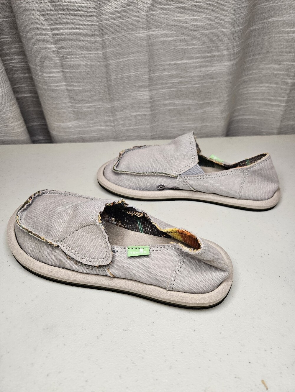 BOYS SANUK CANVAS SLIP ONS SIZE 13 Light GRAY - Picture 6 of 13